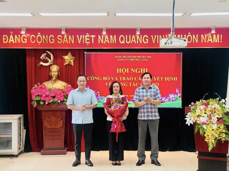 Công bố quyết định công tác cán bộ tại phường Láng: Kiện toàn tổ chức, nâng cao hiệu lực điều hành