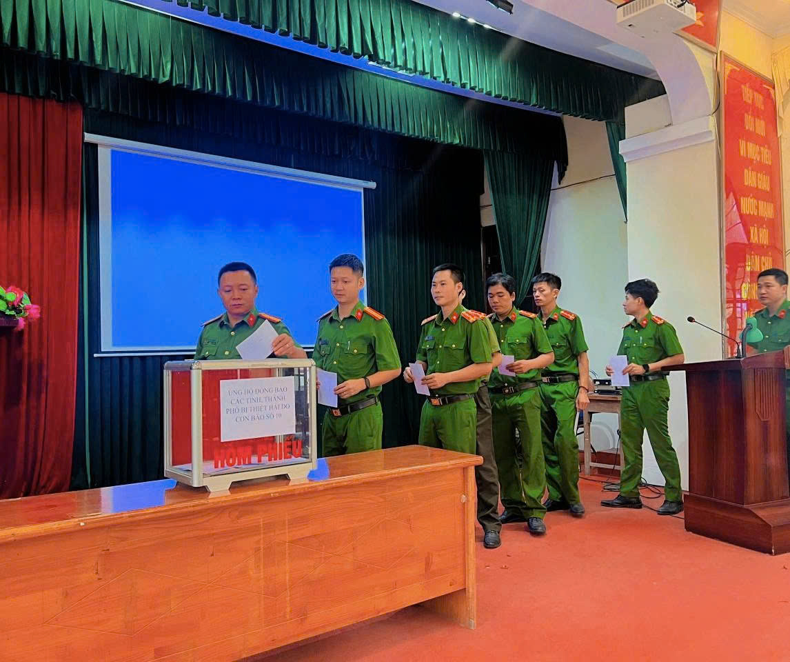 Công an xã Hòa Phú phát động ủng hộ đồng bào chịu ảnh hưởng bão số 10, lan tỏa tinh thần trách nhiệm và sẻ chia