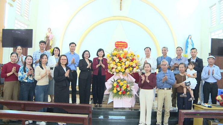 Lãnh đạo xã Phúc Lộc thăm, tặng quà đồng bào Công giáo 