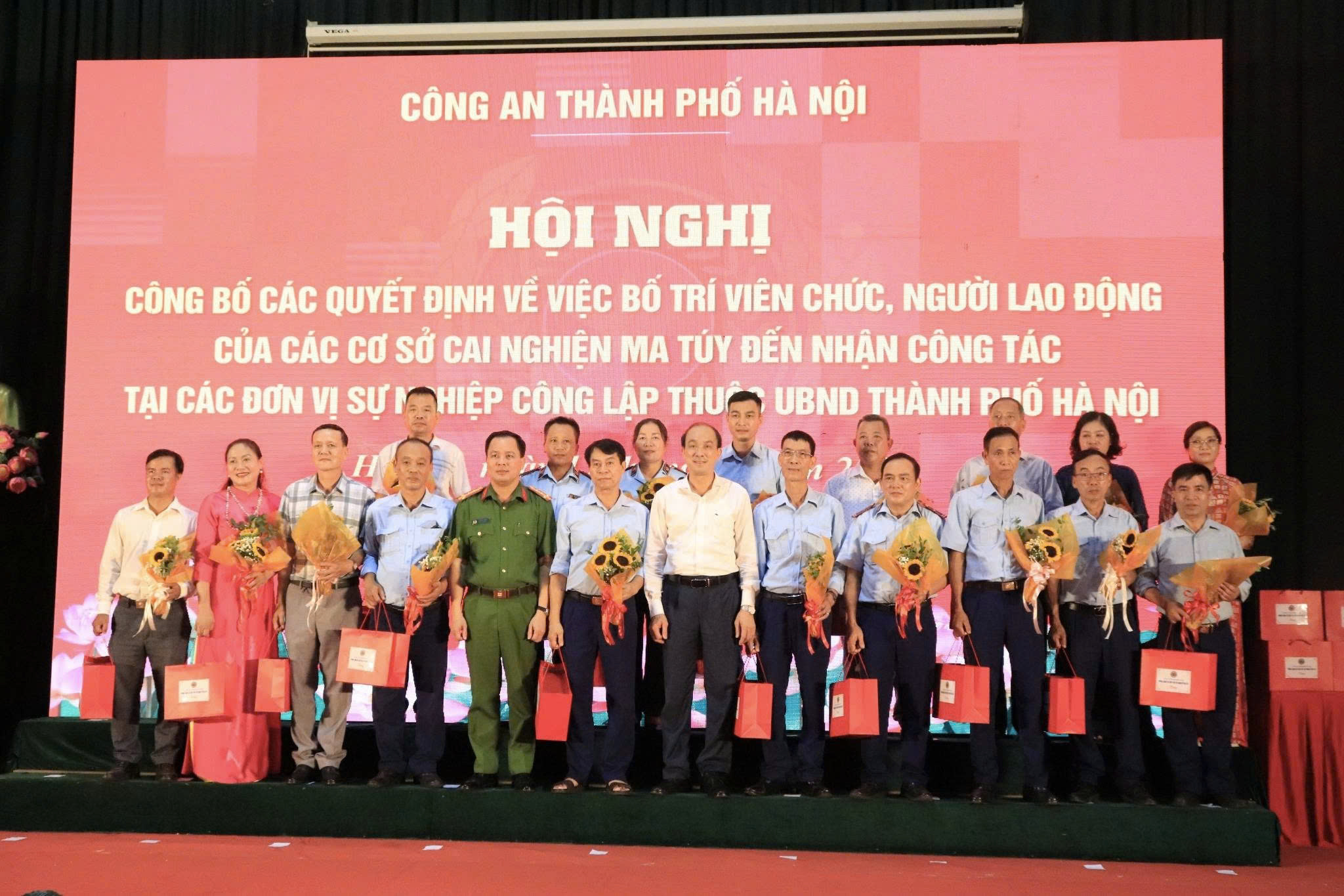 Công an thành phố Hà Nội công bố quyết định bố trí, sắp xếp viên chức các cơ sở cai nghiện, bảo đảm ổn định tổ chức trong giai đoạn mới