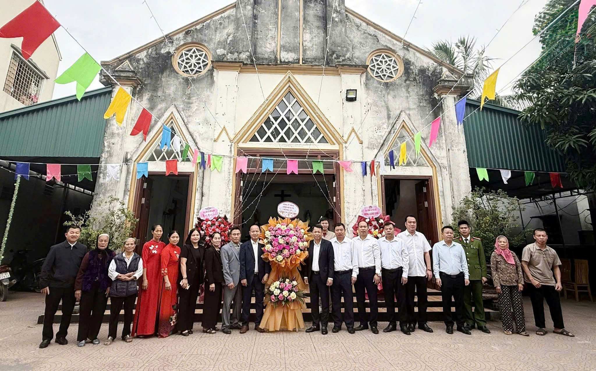 Lãnh đạo xã Phú Cát thăm, chúc mừng giáo họ Đồi Phủ nhân dịp lễ Giáng sinh, tăng cường khối đại đoàn kết toàn dân