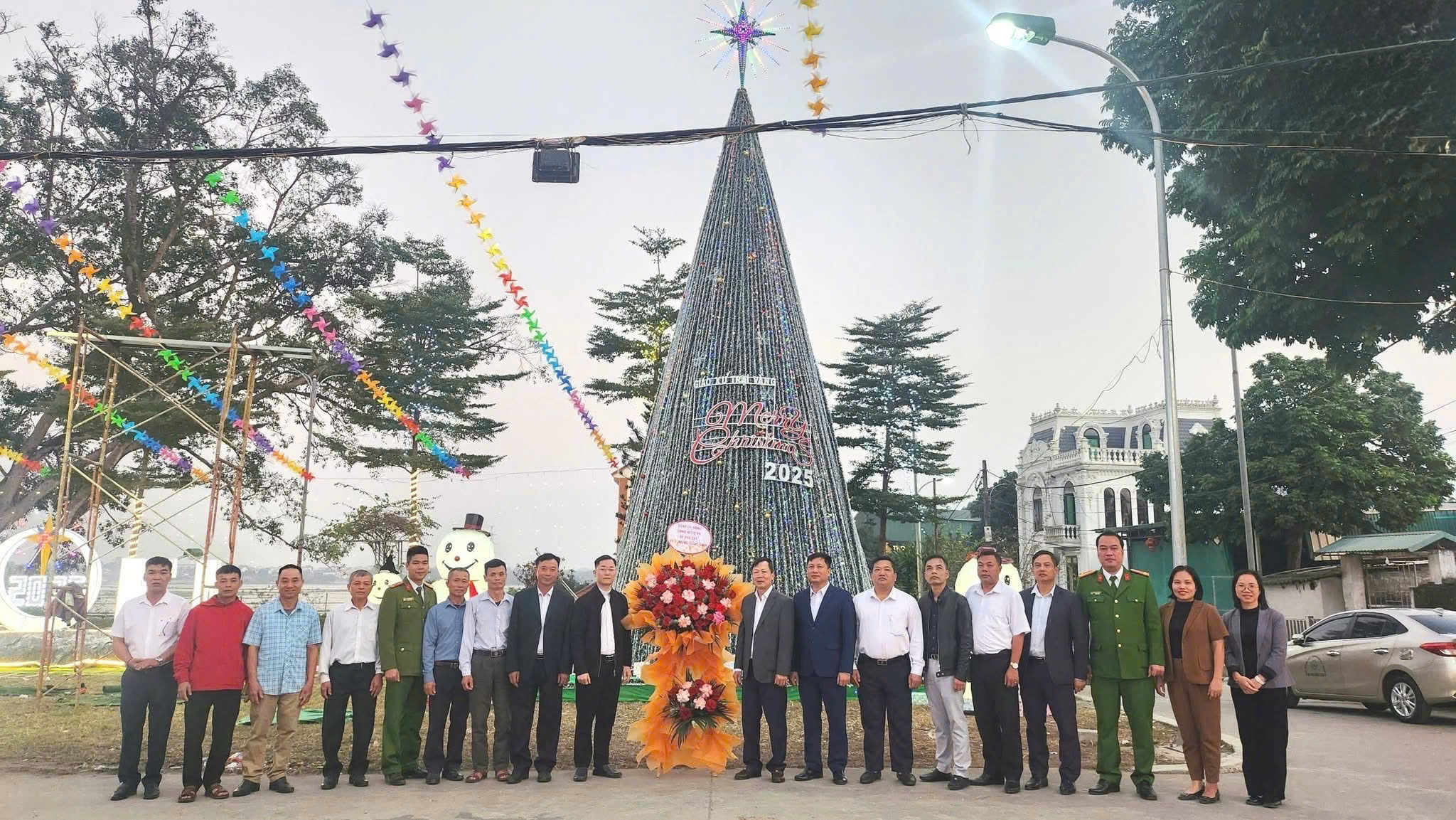 Bí thư Đảng ủy xã Phú Cát thăm, chúc mừng Giáo xứ Trại Vàng và giáo họ Gò Trái nhân dịp Giáng sinh