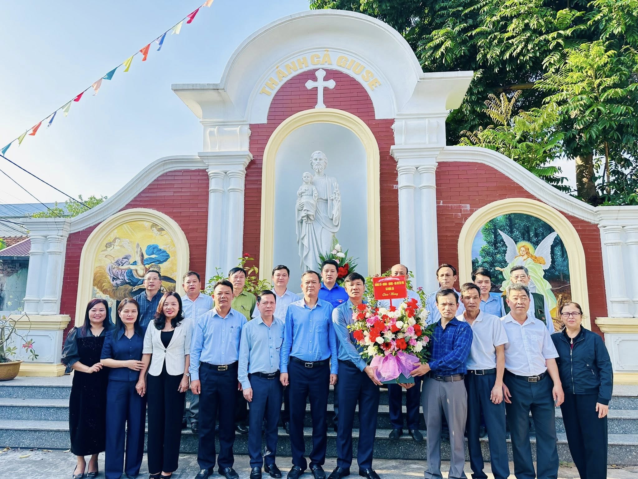 Lãnh đạo xã Hòa Xá thăm, chúc mừng đồng bào Công giáo nhân dịp lễ trọng, lan tỏa tinh thần đoàn kết “tốt đời, đẹp đạo”