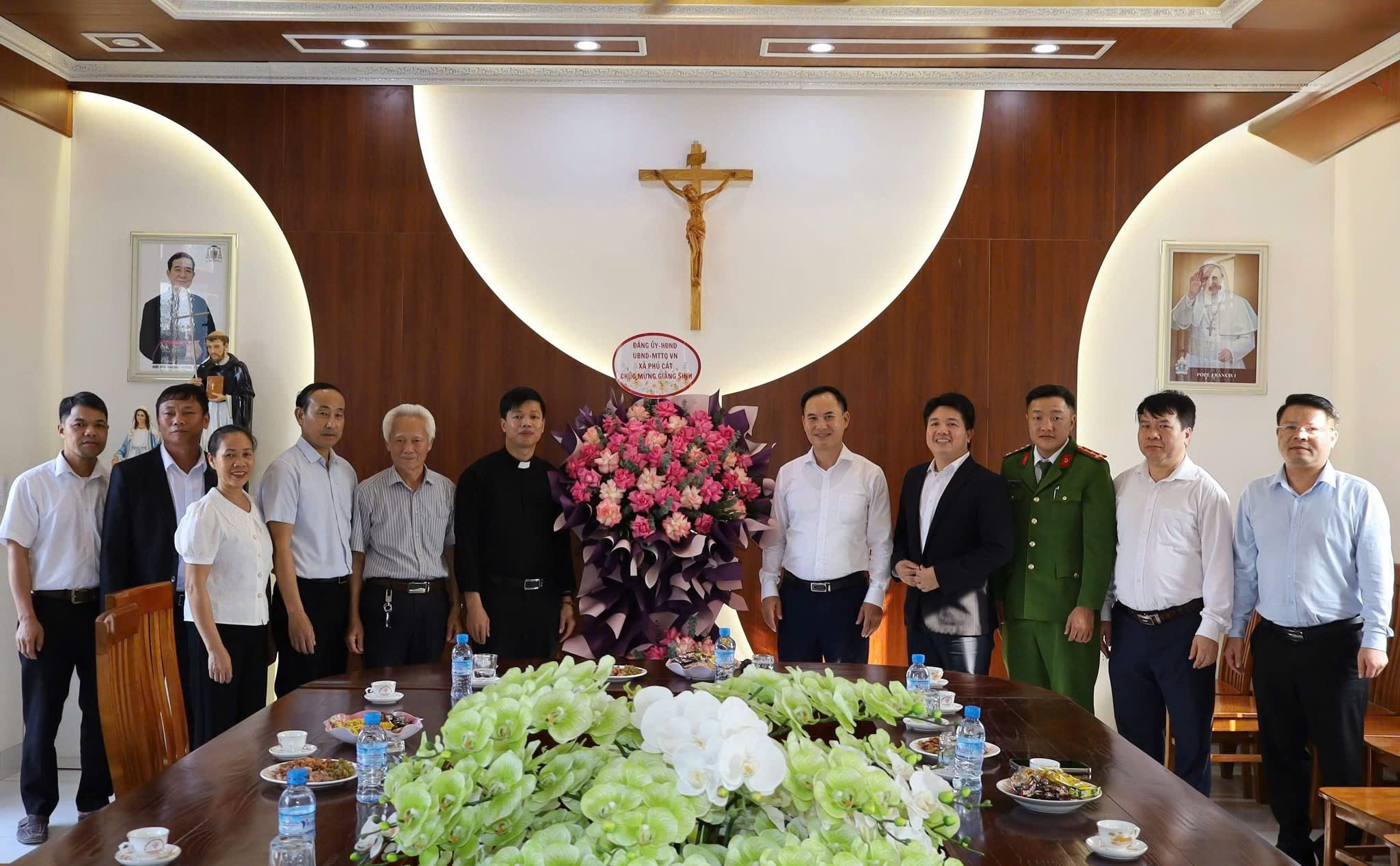 Lãnh đạo xã Phú Cát thăm, chúc mừng Giáo xứ Phú Cát nhân dịp Giáng sinh và năm mới 2026