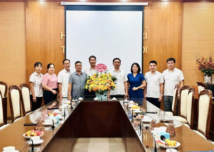 Lãnh đạo xã Thanh Trì thăm, chúc mừng Hội Nông dân và Hội Liên hiệp Phụ nữ nhân ngày truyền thống