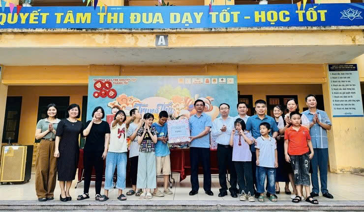 Xã Thanh Trì trao quà Trung thu cho học sinh Trường Dạy trẻ khuyết tật