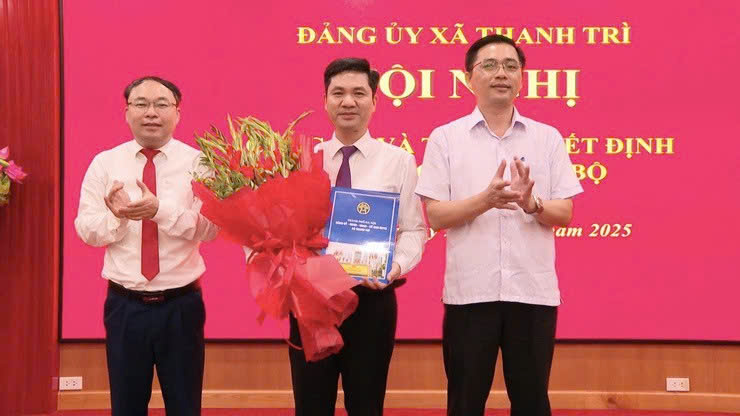 Công bố quyết định bổ nhiệm cán bộ lãnh đạo Văn phòng Đảng ủy, HĐND - UBND xã Thanh Trì