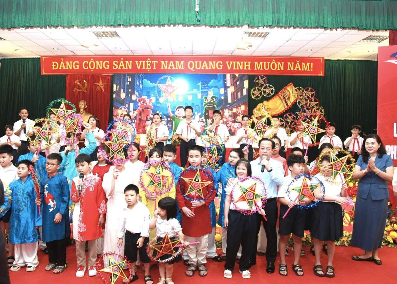 Ngành Giáo dục và Đào tạo Hà Nội trao quà Trung thu, lan tỏa yêu thương tới học sinh các trường chuyên biệt
