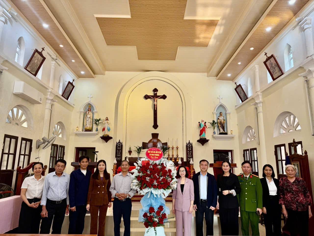 Lãnh đạo xã Đan Phượng thăm, chúc mừng Giáng sinh năm 2025