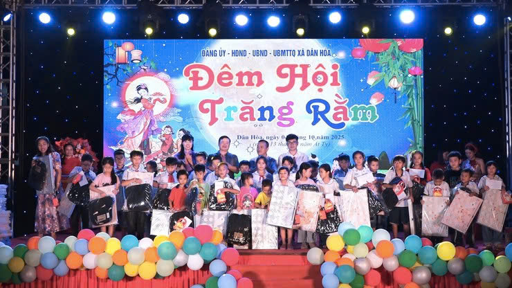 Xã Dân Hòa tổ chức Đêm hội Trăng, lan tỏa yêu thương tới thiếu nhi