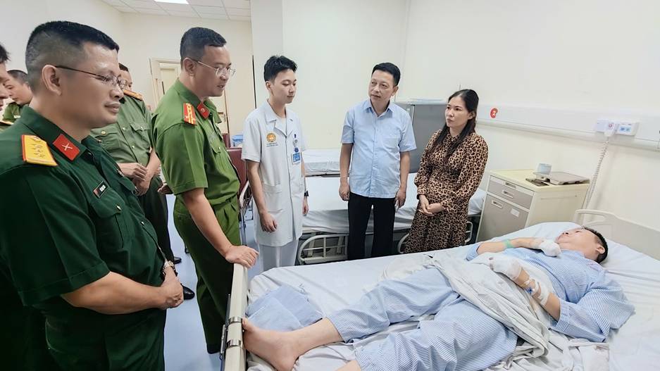 Lãnh đạo Công an Hà Nội thăm, động viên cán bộ PCCC bị thương khi làm nhiệm vụ