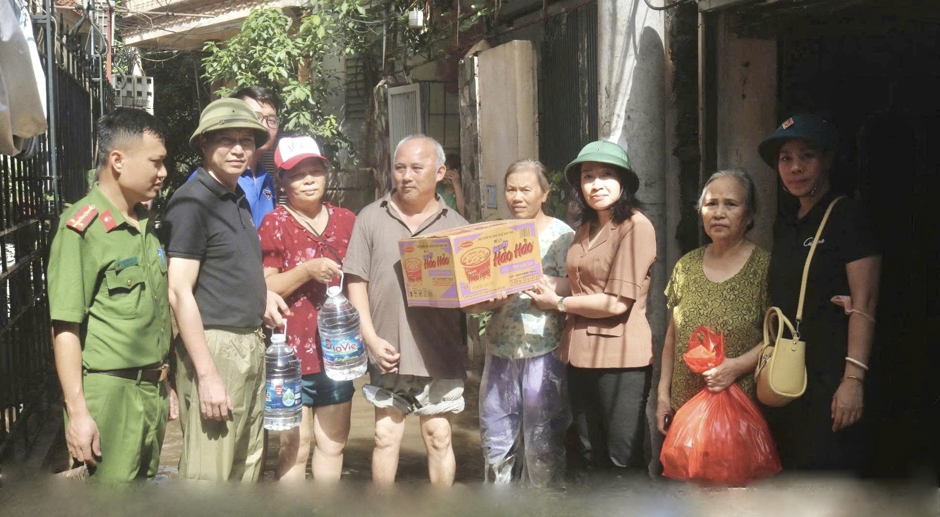 Lãnh đạo phường Tây Mỗ kịp thời thăm hỏi, hỗ trợ người dân khắc phục hậu quả bão số 10