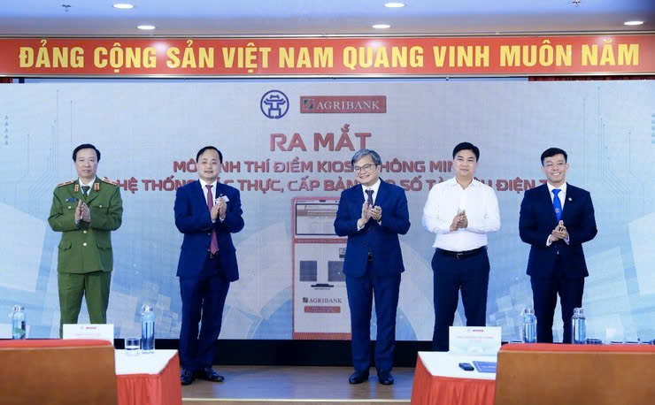 Hà Nội ra mắt thí điểm Kiosk thông minh, đẩy nhanh xác thực và cấp bản sao số tài liệu điện tử