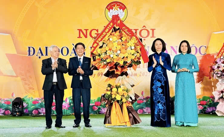 Phó Chủ tịch UBND thành phố Vũ Thu Hà chung vui Ngày hội Đại đoàn kết toàn dân tộc tại thôn Nhuệ, xã Hoài Đức
