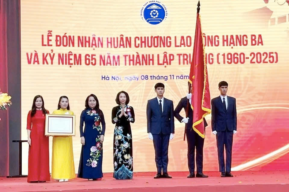 Trường THPT Trần Phú - Hoàn Kiếm đón nhận Huân chương Lao động hạng Ba, tiếp nối hành trình giáo dục bền bỉ suốt 65 năm