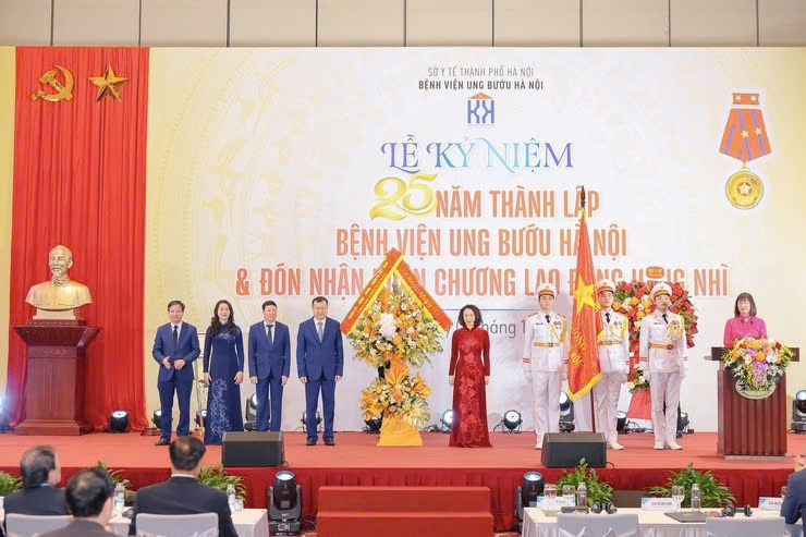 Bệnh viện Ung bướu Hà Nội kỷ niệm 25 năm thành lập, khẳng định vai trò tuyến cuối chuyên sâu về ung bướu