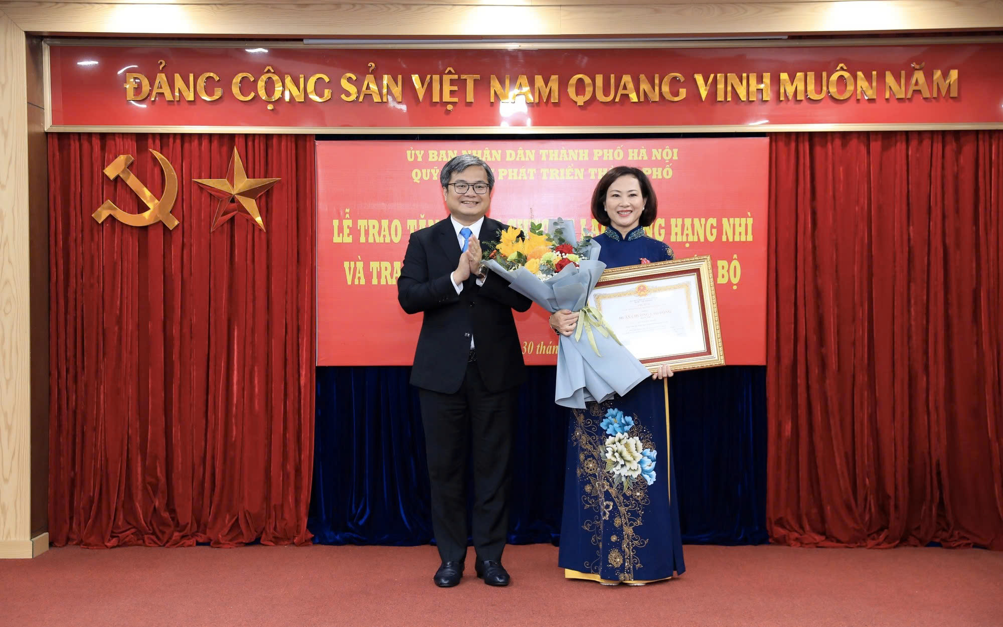 Trao Huân chương Lao động hạng Nhì cho đồng chí Chu Nguyên Thành