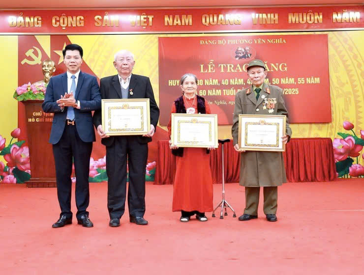 Phường Yên Nghĩa trang trọng trao Huy hiệu Đảng đợt 7-11, tri ân những cống hiến bền bỉ của đảng viên lão thành