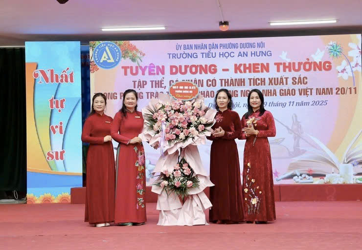 Bí thư Đảng uỷ phường Dương Nội chúc mừng Trường Tiểu học An Hưng nhân Ngày Nhà giáo Việt Nam 20-11