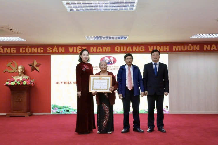 Đảng ủy phường Dương Nội trao Huy hiệu Đảng, tri ân những đóng góp bền bỉ của đảng viên lão thành