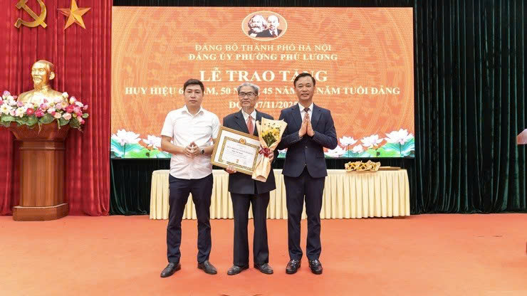Phường Phú Lương trao Huy hiệu Đảng, ghi nhận đóng góp của các đảng viên lão thành