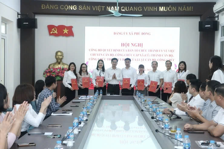 Xã Phù Đổng công bố quyết định cán bộ, công chức cấp xã theo quy định mới