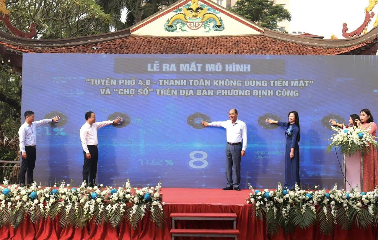 Phường Định Công ra mắt mô hình “Tuyến phố 4.0 - Thanh toán không dùng tiền mặt” và “Chợ số”