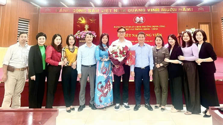 Chi bộ Văn phòng HĐND-UBND phường Định Công kết nạp đảng viên mới, bổ sung nguồn lực cho công tác xây dựng Đảng