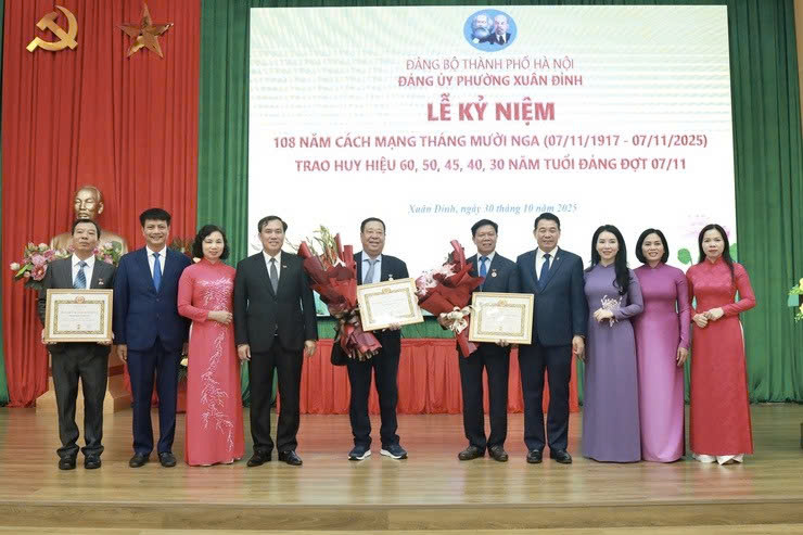 Đảng ủy phường Xuân Đỉnh trao Huy hiệu Đảng, tri ân những cống hiến bền bỉ của các đảng viên lão thành