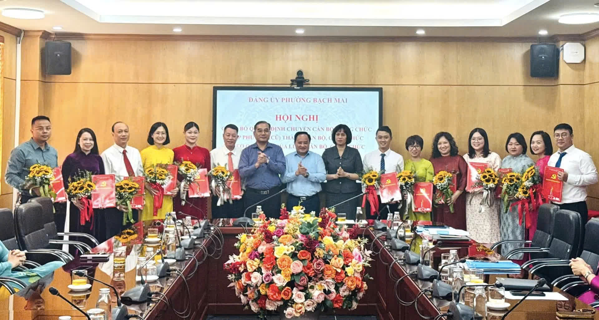 Phường Bạch Mai trao quyết định chuyển đổi cán bộ, công chức, kiện toàn bộ máy theo mô hình chính quyền địa phương hai cấp