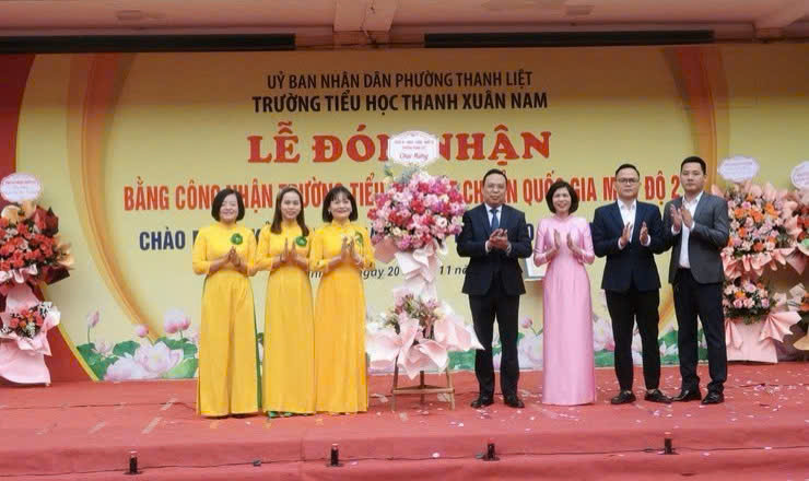 Phường Thanh Liệt thăm, chúc mừng các cơ sở giáo dục nhân kỷ niệm 43 năm Ngày Nhà giáo Việt Nam