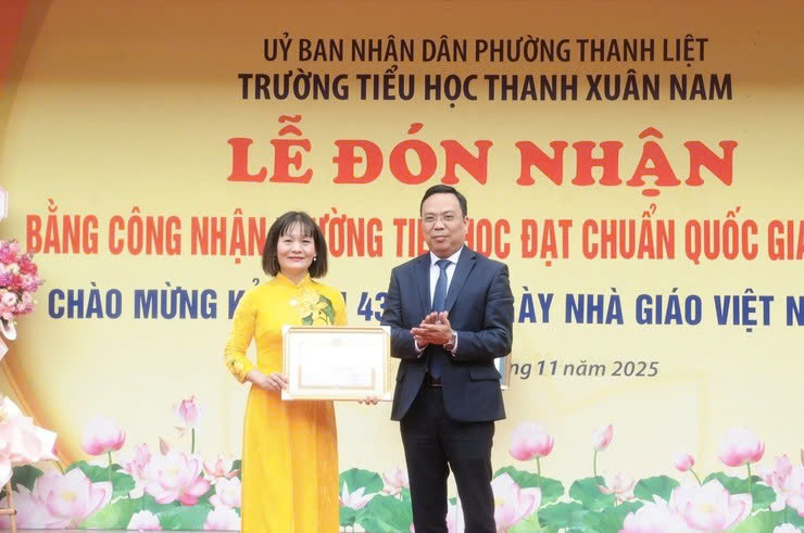 Trường Tiểu học Thanh Xuân Nam đón nhận Bằng công nhận Trường chuẩn Quốc gia mức độ 2, kỷ niệm 43 năm Ngày Nhà giáo Việt Nam