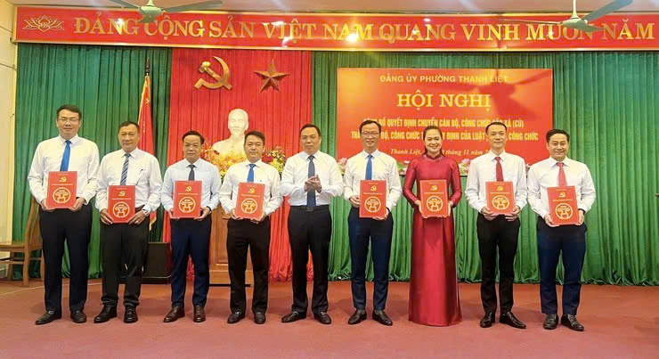 Phường Thanh Liệt công bố quyết định chuyển cán bộ theo Luật Cán bộ, công chức