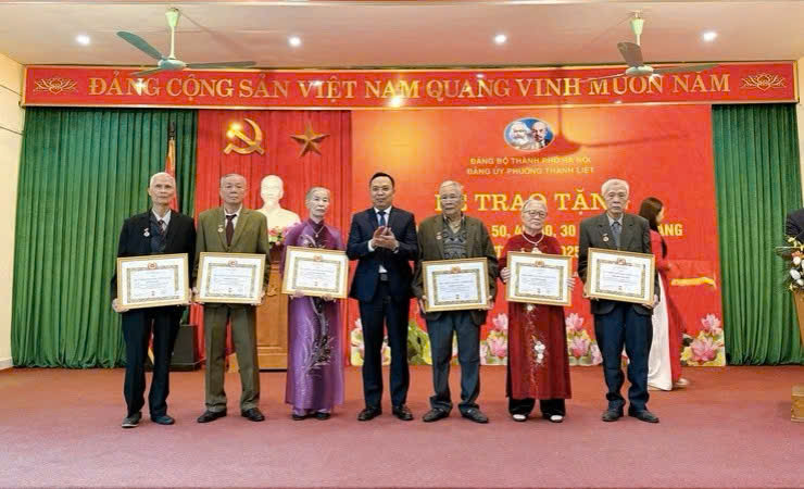 Phường Thanh Liệt trang trọng tổ chức Lễ trao tặng Huy hiệu Đảng, tri ân những cống hiến bền bỉ của các đảng viên lão thành