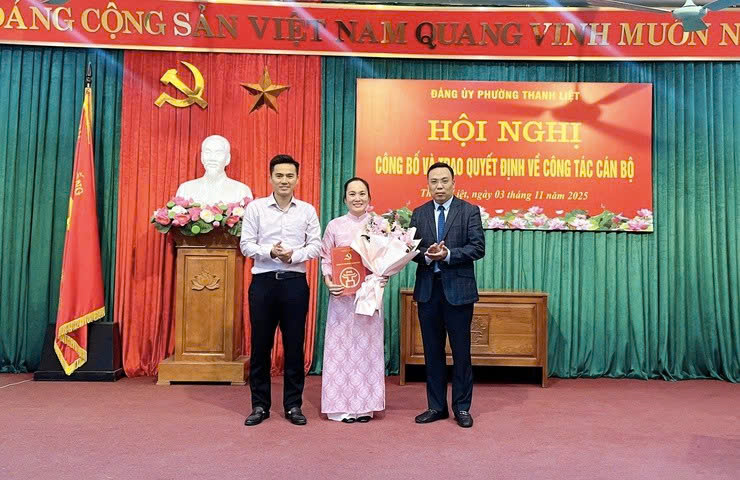 Phường Thanh Liệt công bố và trao quyết định công tác cán bộ