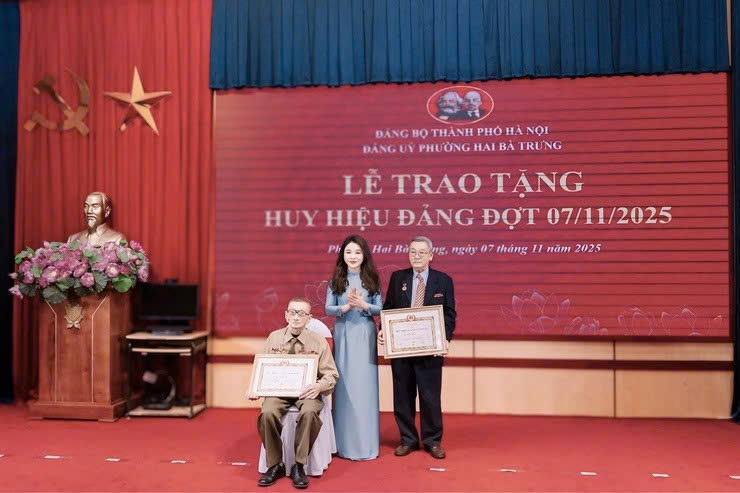 Phường Hai Bà Trưng trang trọng trao Huy hiệu Đảng, tri ân những cống hiến bền bỉ của đảng viên lão thành