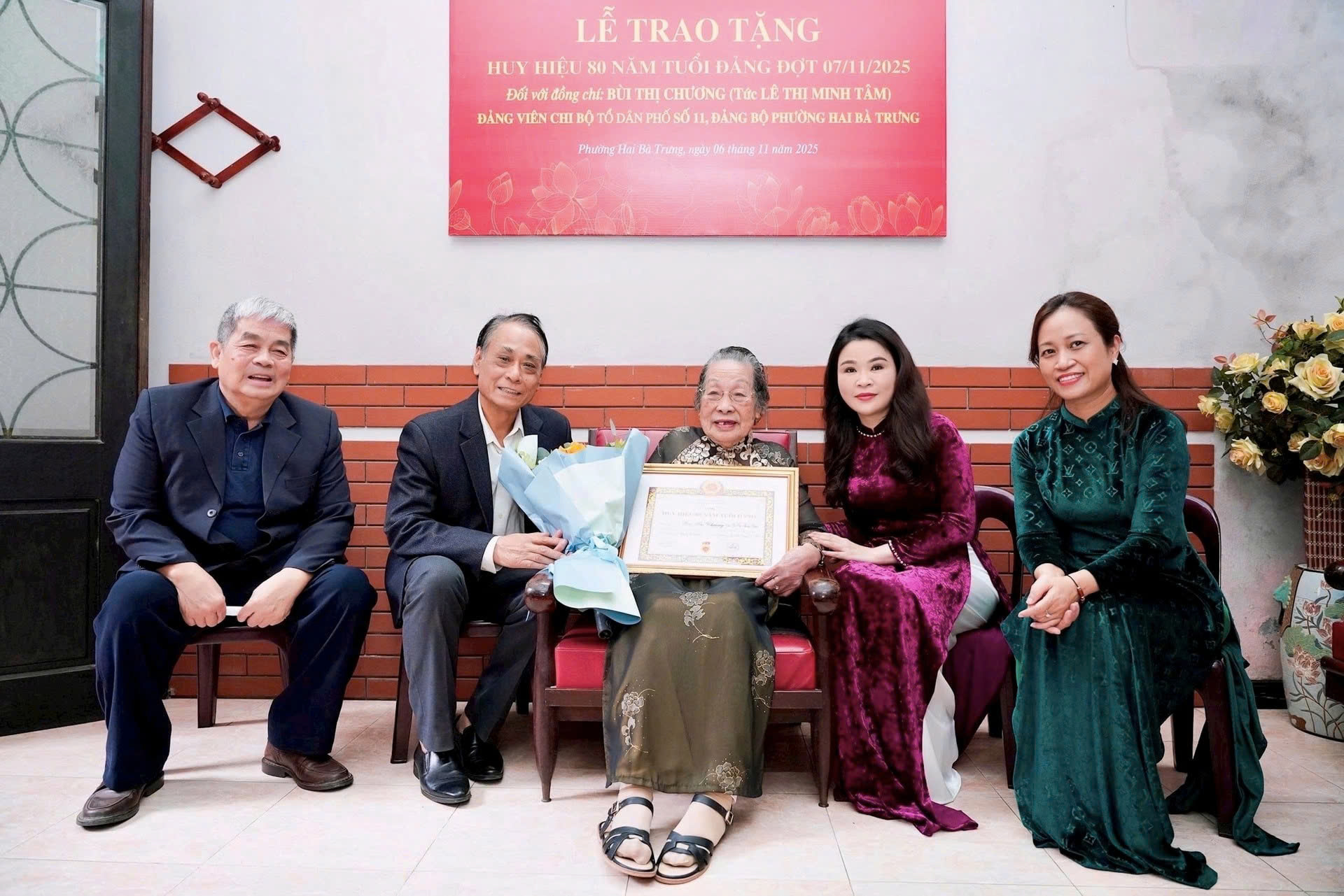 Bí thư Đảng ủy phường Hai Bà Trưng trao Huy hiệu 80 năm tuổi Đảng tặng đảng viên lão thành
