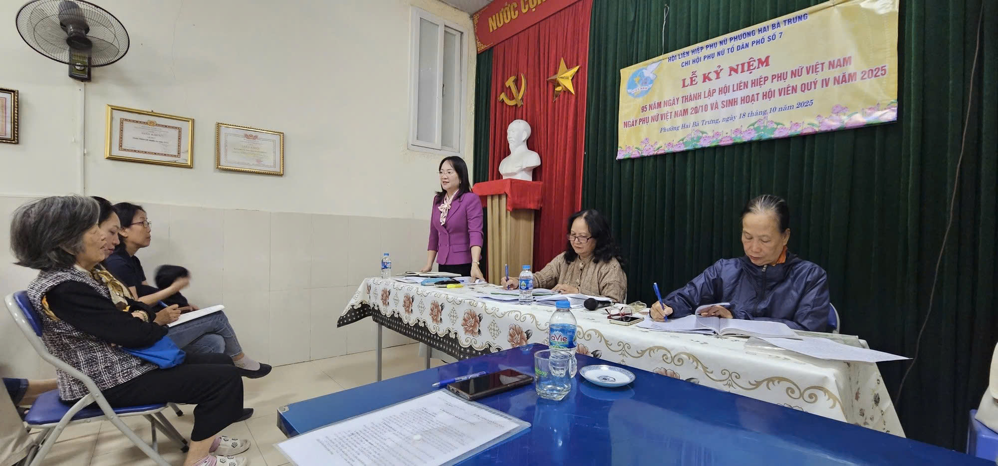 Chi bộ Tổ dân phố số 6 phường Hai Bà Trưng tổ chức sinh hoạt định kỳ tháng 11
