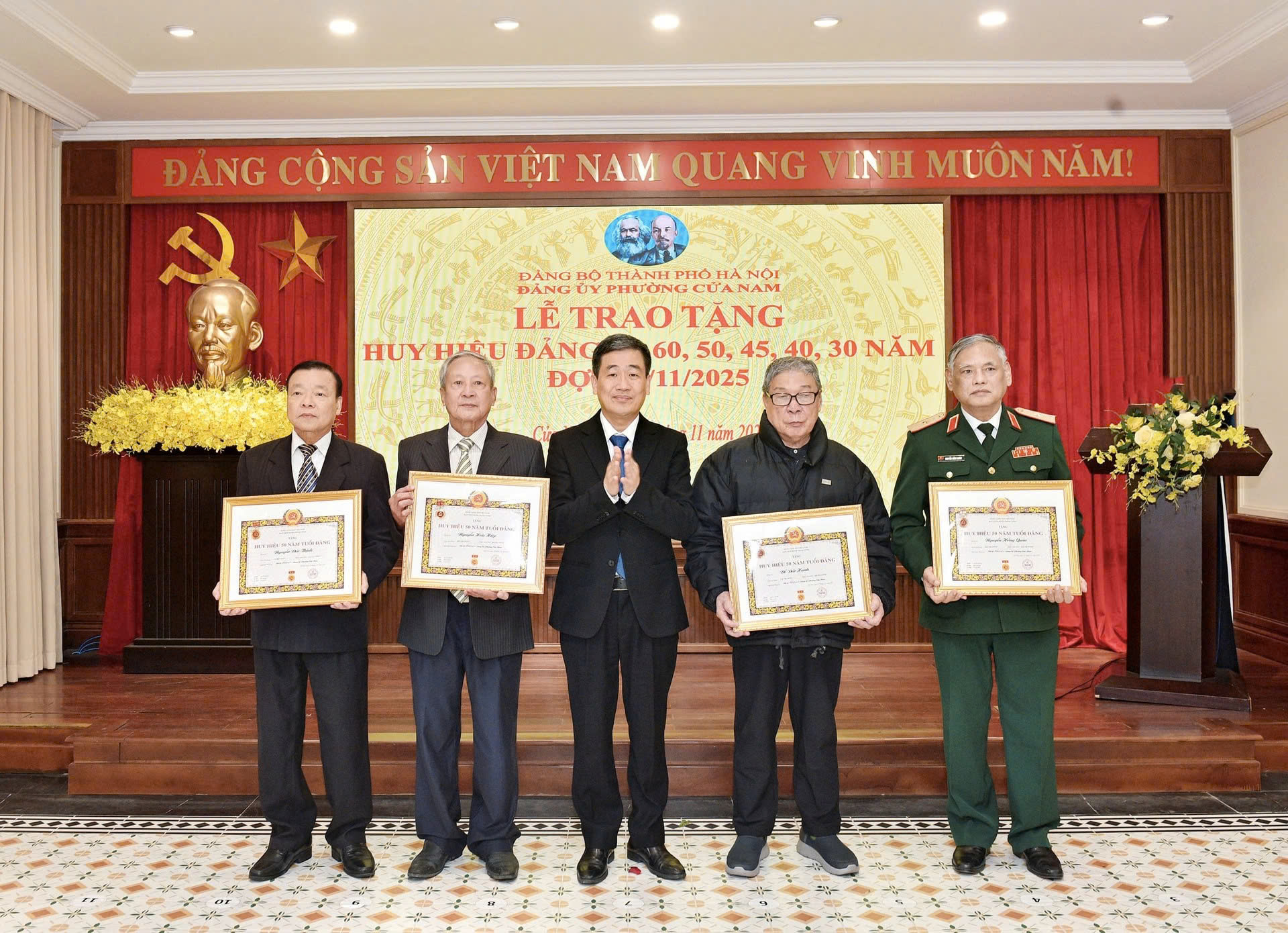 Phường Cửa Nam trang trọng tổ chức Lễ trao Huy hiệu Đảng đợt 7-11