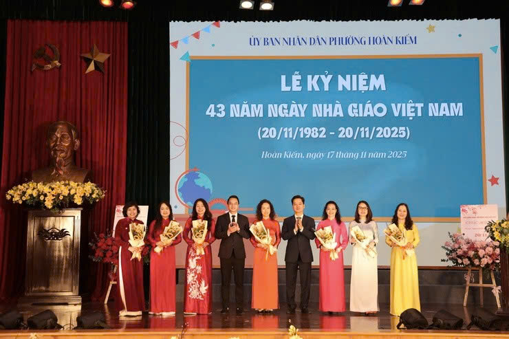 Phường Hoàn Kiếm trang trọng kỷ niệm 43 năm Ngày Nhà giáo Việt Nam, tôn vinh những người gieo mầm tri thức
