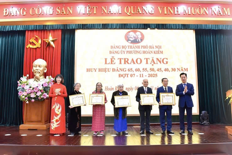 Phường Hoàn Kiếm trang trọng trao Huy hiệu Đảng, tôn vinh những cống hiến của các đảng viên lão thành
