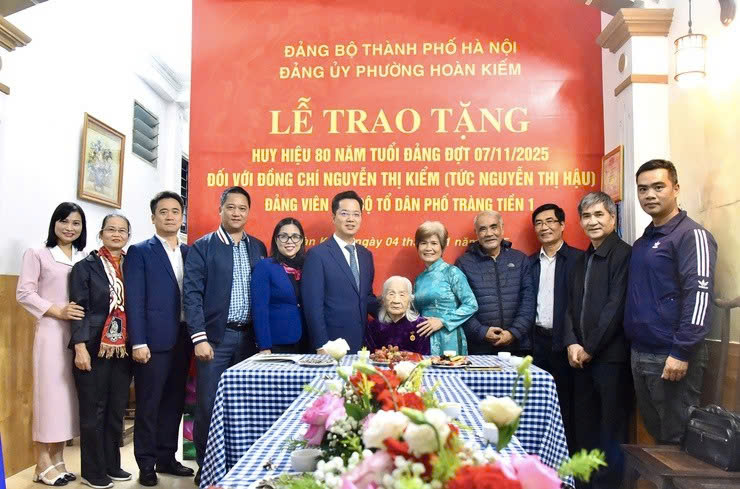 Trao Huy hiệu 80 năm tuổi Đảng tặng đảng viên lão thành phường Hoàn Kiếm