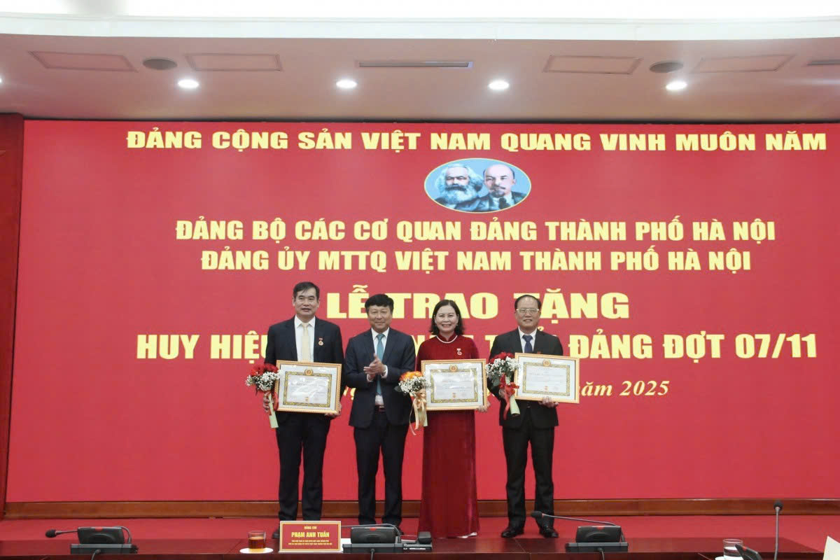 Đảng bộ MTTQ Việt Nam Hà Nội trao Huy hiệu Đảng, lan tỏa niềm tự hào và trách nhiệm của người đảng viên