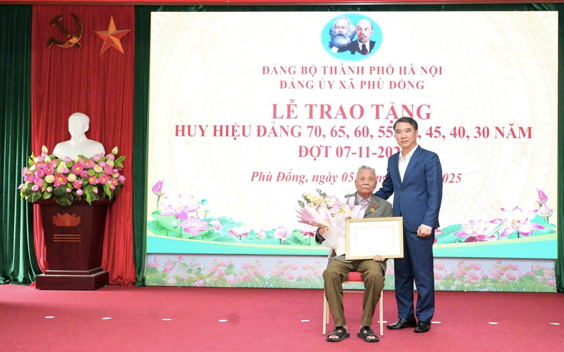Chủ nhiệm Ủy ban Kiểm tra Thành ủy Nguyễn Xuân Lưu trao Huy hiệu Đảng tại Đảng bộ xã Phù Đổng