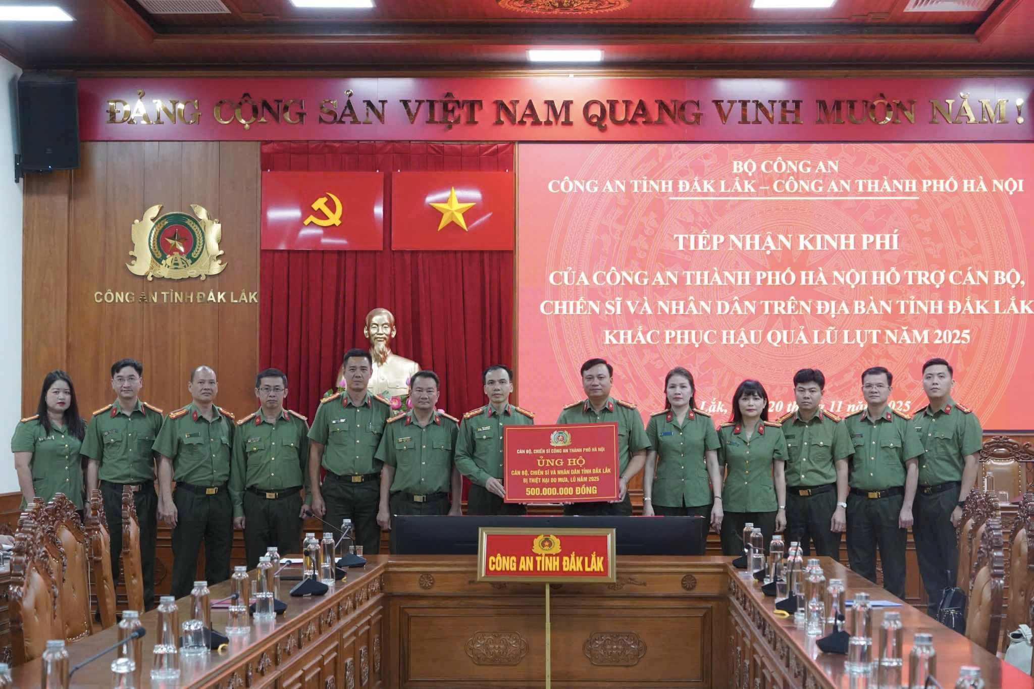 Công an Hà Nội sẻ chia với đồng bào vùng lũ, tiếp sức lực lượng Công an tỉnh Đắk Lắk vượt qua khó khăn