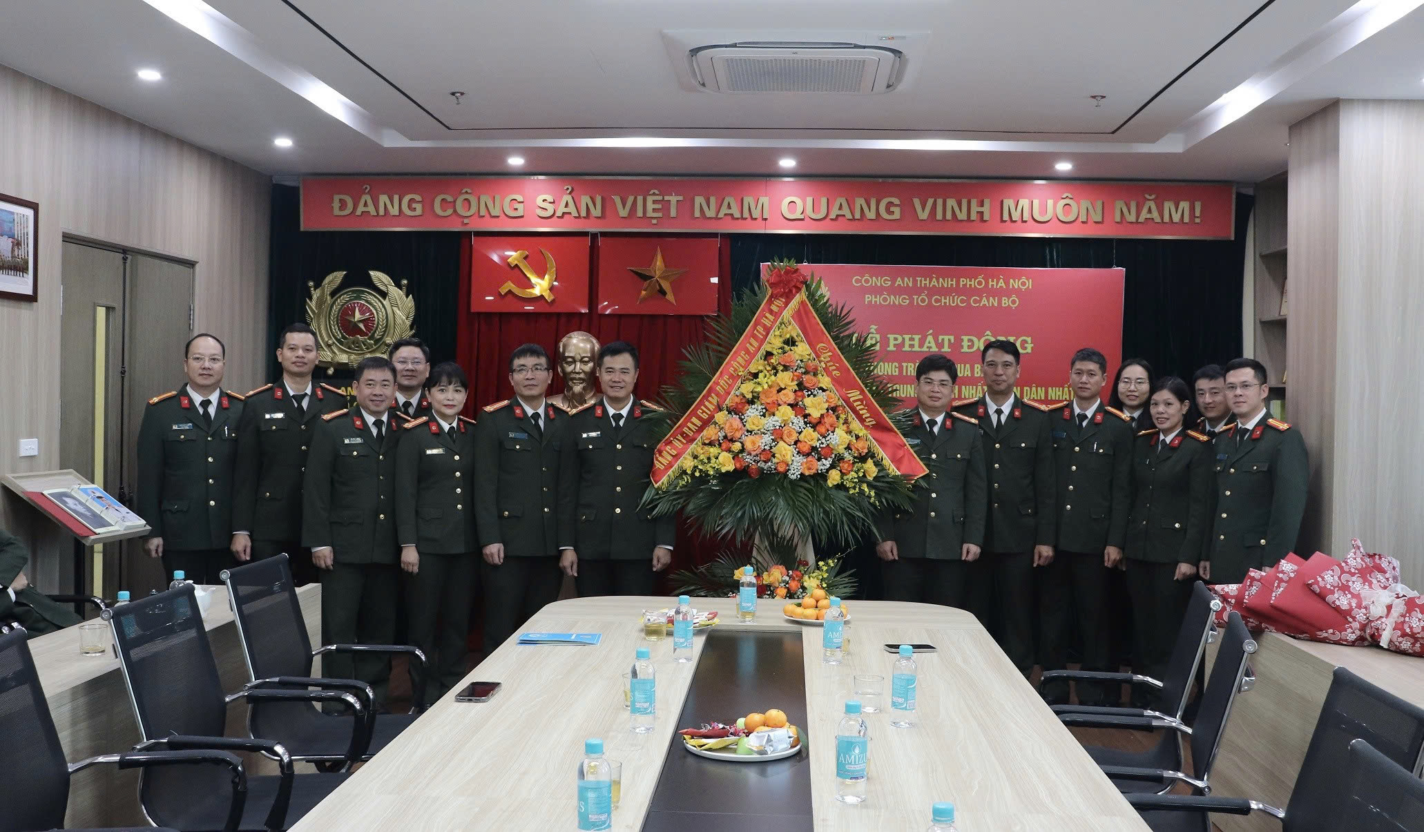 Công an thành phố Hà Nội thăm, chúc mừng Phòng Tổ chức cán bộ nhân Ngày Nhà giáo Việt Nam