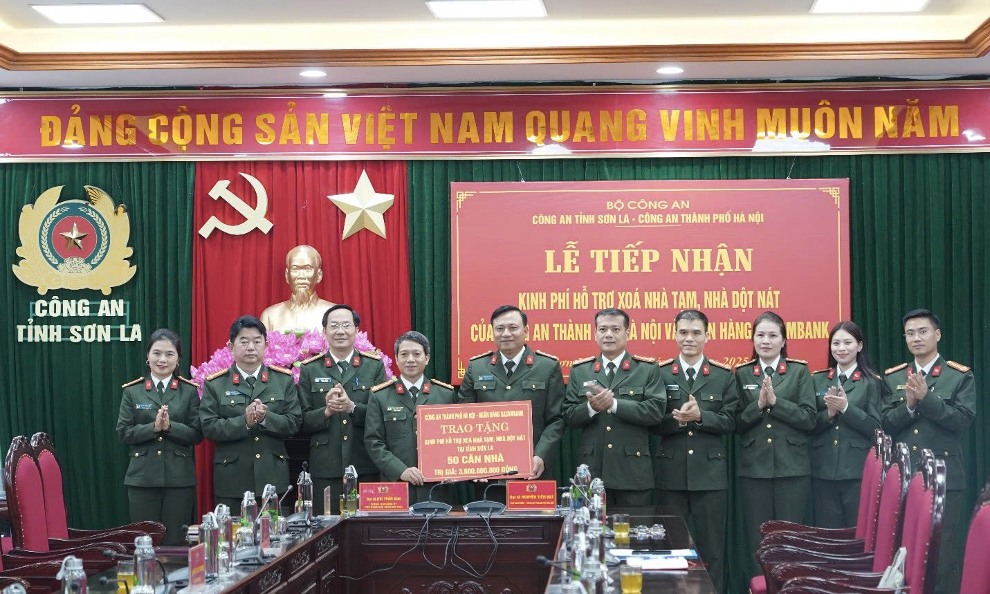 Công an thành phố Hà Nội trao kinh phí hỗ trợ xây dựng nhà ở cho hộ nghèo tỉnh Sơn La