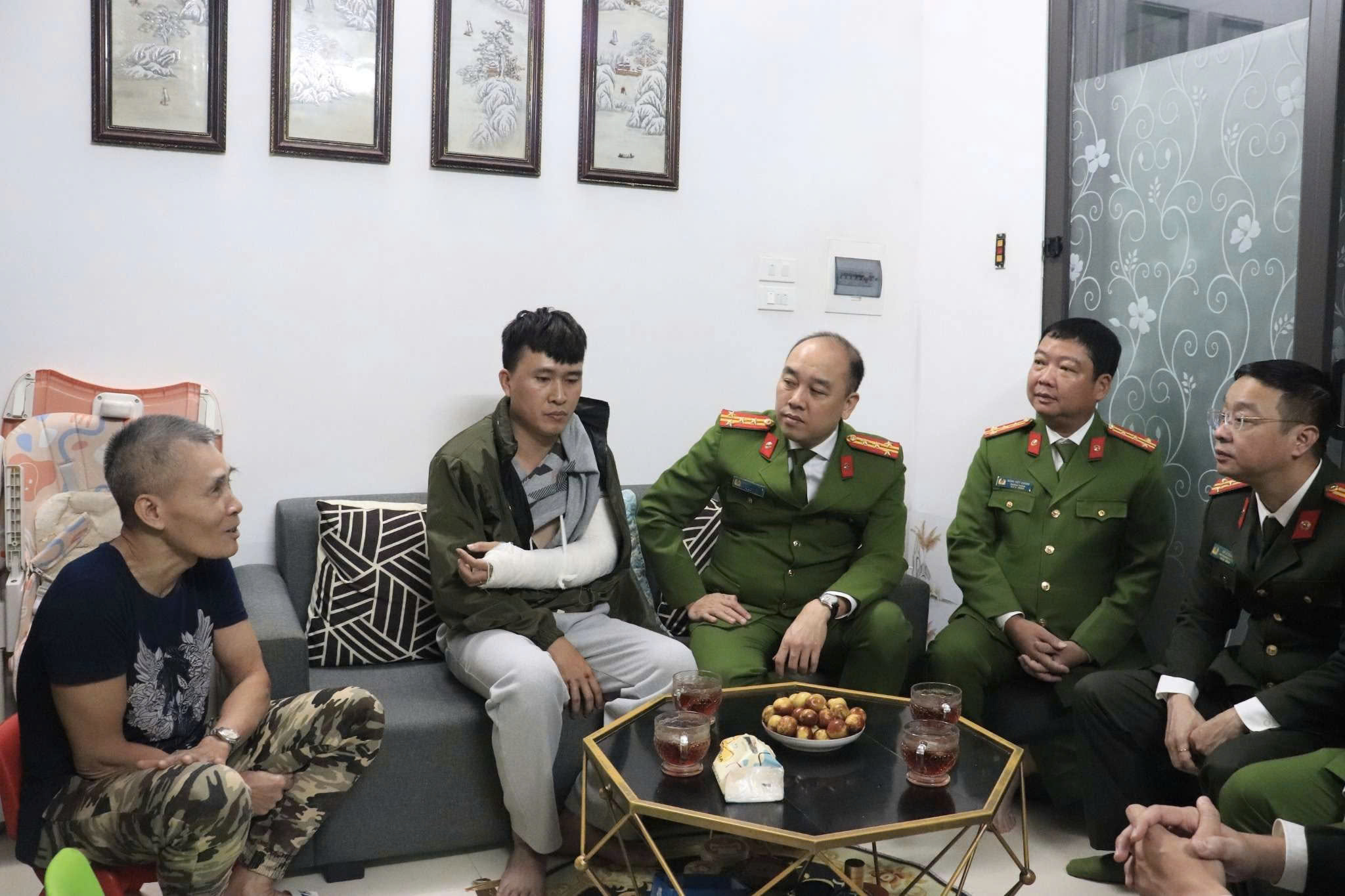 Lãnh đạo Công an thành phố Hà Nội thăm, động viên cán bộ bị thương khi làm nhiệm vụ