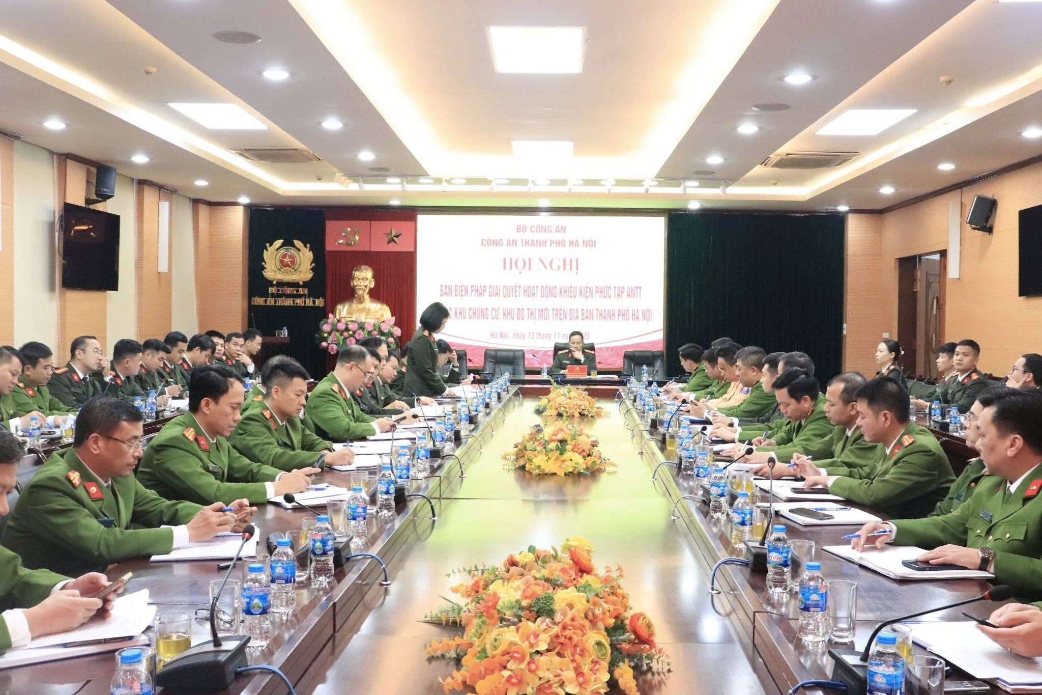 Công an thành phố Hà Nội bàn giải pháp bảo đảm an ninh, trật tự tại các khu chung cư, đô thị mới