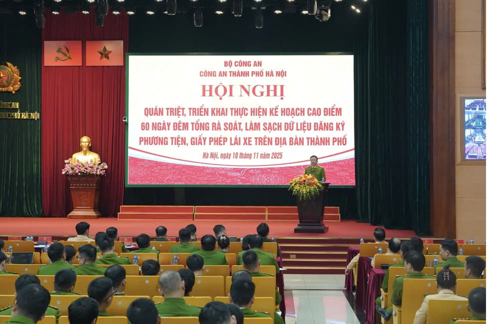 Công an thành phố Hà Nội triển khai cao điểm 60 ngày đêm làm sạch dữ liệu đăng ký phương tiện, giấy phép lái xe
